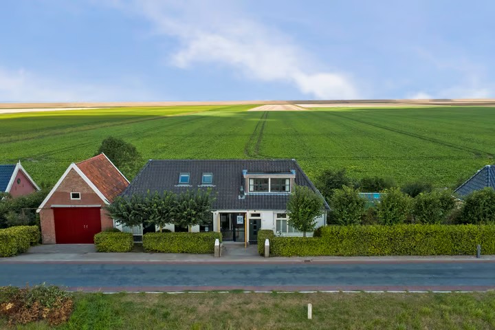 Het huis met op de achtergrond de zeedijk