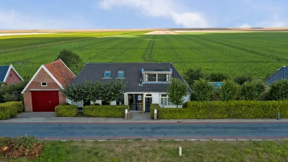 Het huis met op de achtergrond de zeedijk