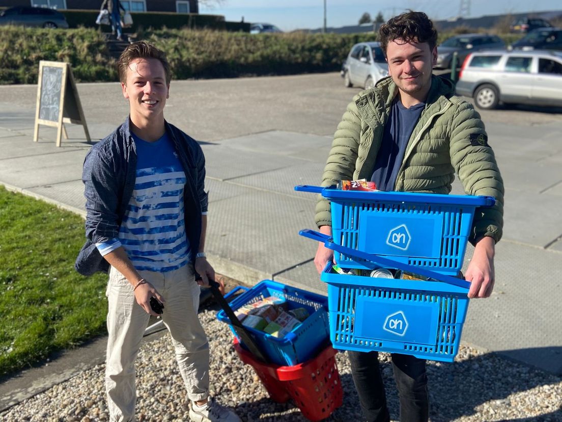 Todd en Raimon van 20 met hun volle supermarktmandjes