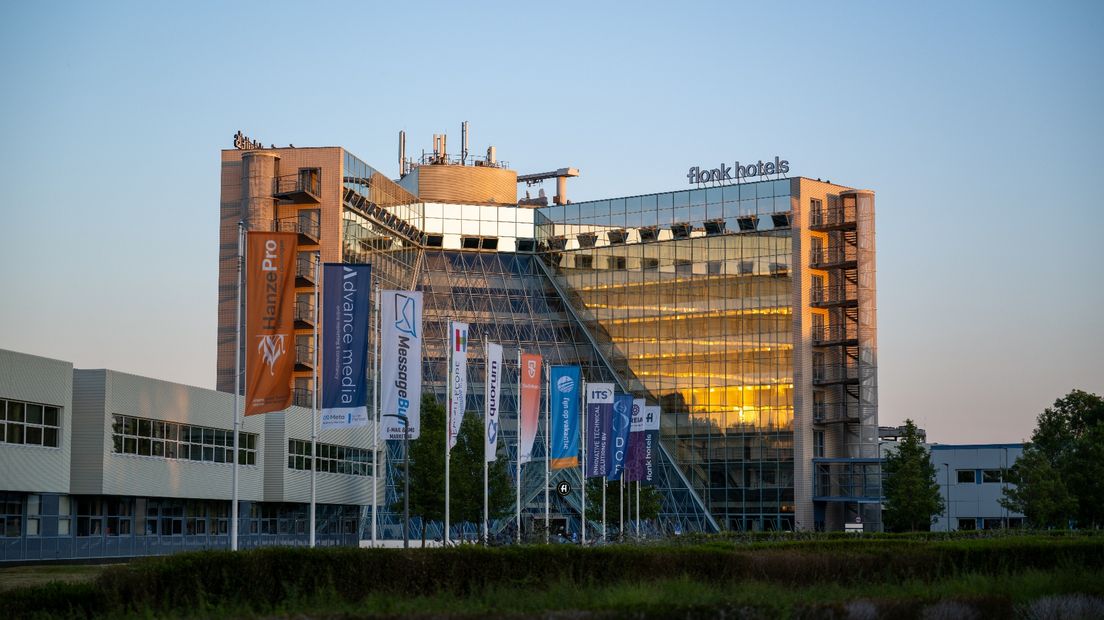 Flonk Hotel Groningen Zuid, met links de bedrijfspanden waar RTV Noord naartoe verhuist