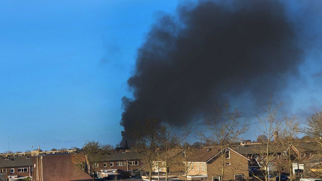 De rook is in Hoogeveen te zien (Rechten: Persbureau Meter)