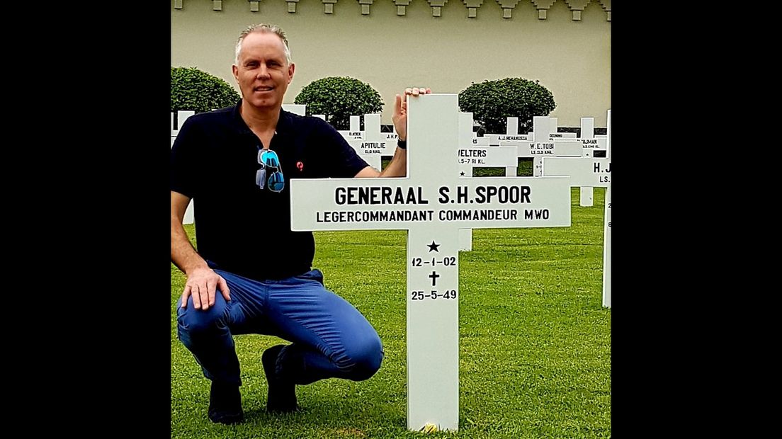 Gert Jan Oplaat bij begraafplaats Nederlandse militairen