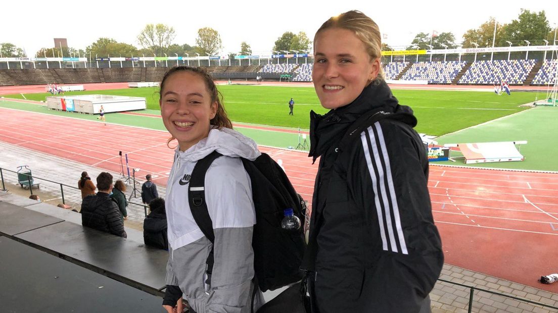 Yasmine Abbes en Britt Roos bij de alternatieve FBK Games in Hengelo