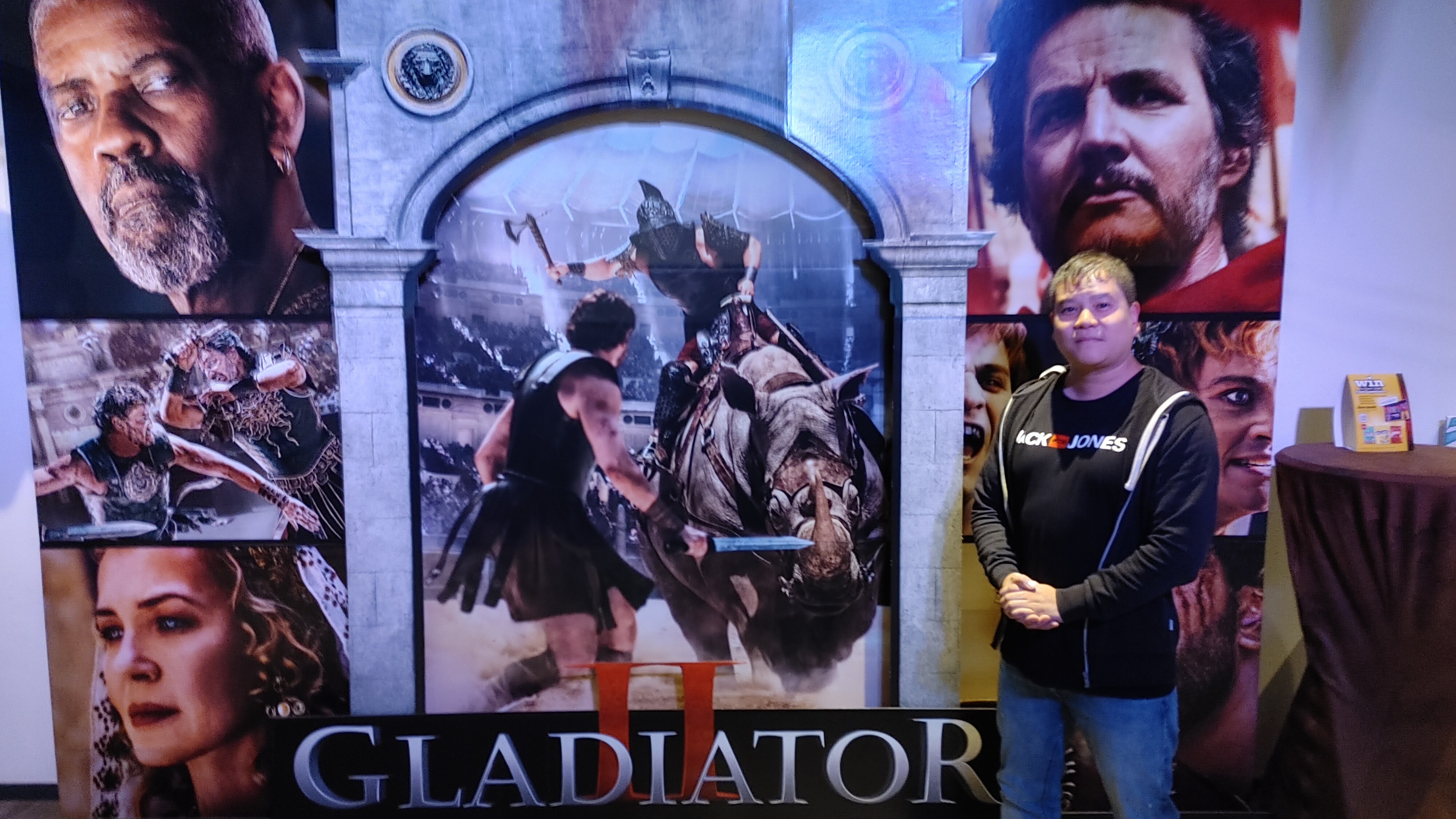 Tim Postmavoor een display van Gladiator II