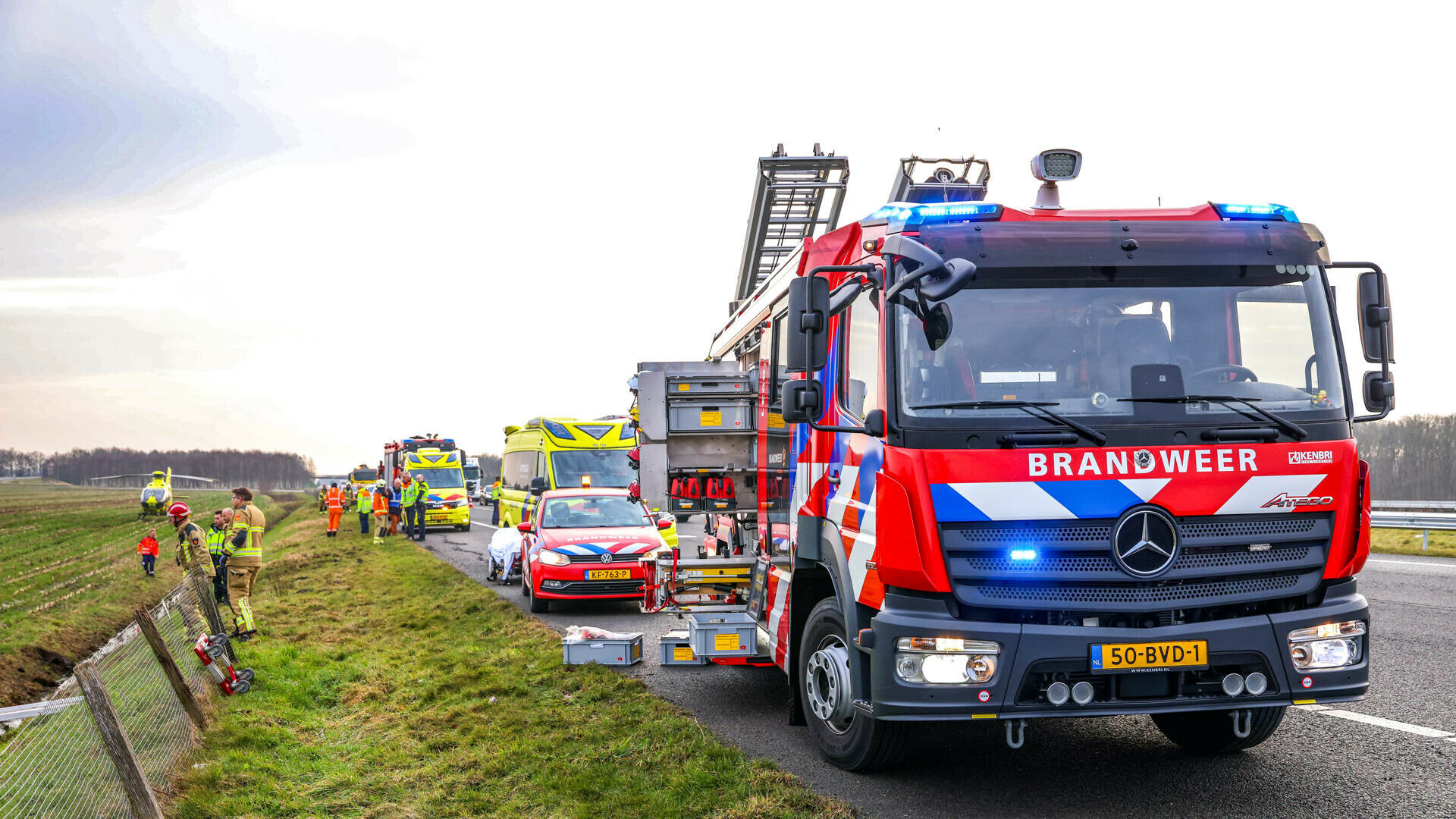 Auto belandt op de kop in weiland, inzittende gewond