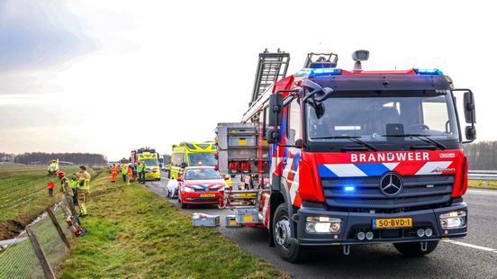 Auto belandt op de kop in weiland, inzittende gewond Nieuws
