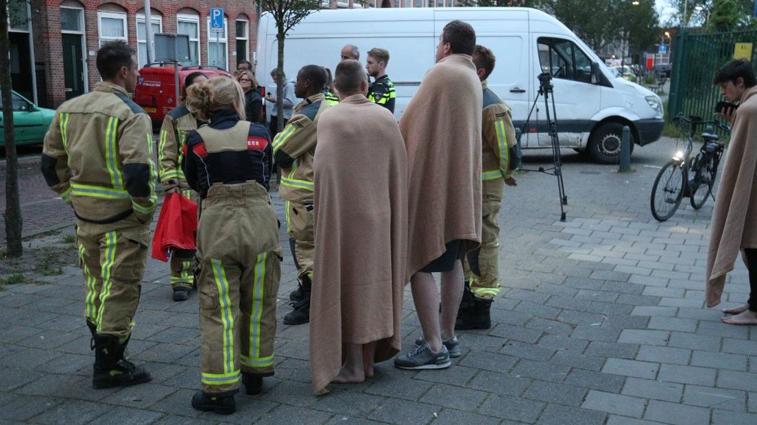 Brand in dakopbouw Haagse Herman Costerstraat bewoners uit huis gehaald Omroep West