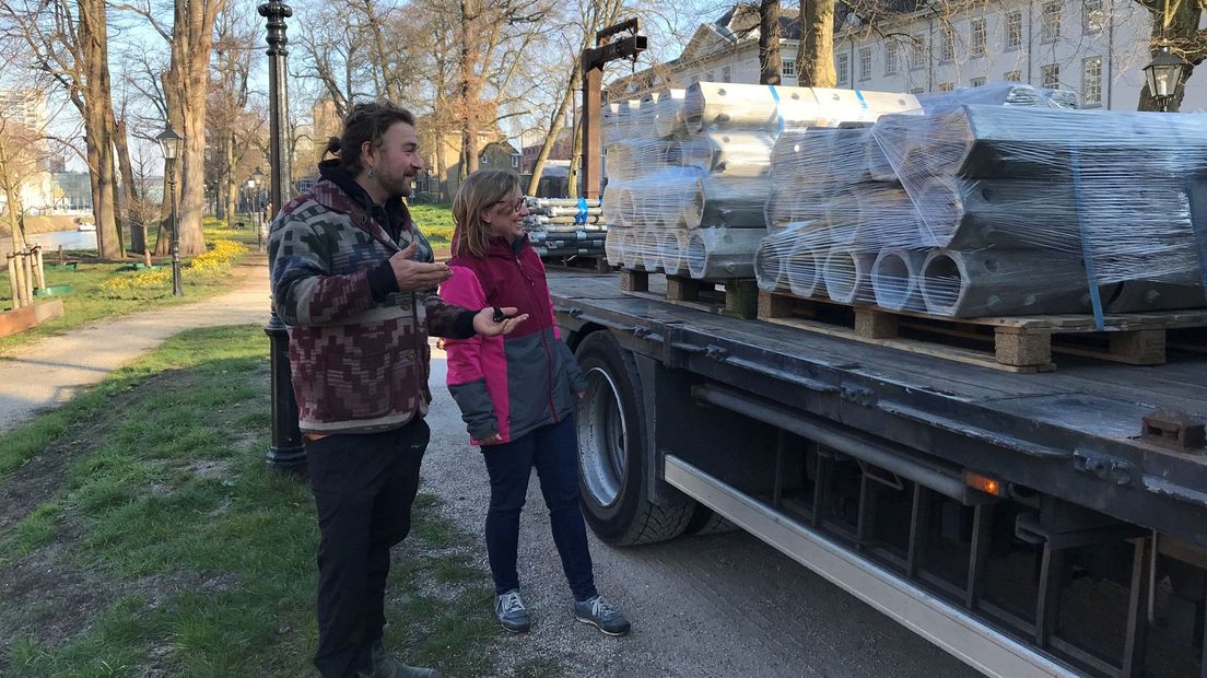 Vulto en Dijkstra bij de riffen die nog op de trailer liggen.