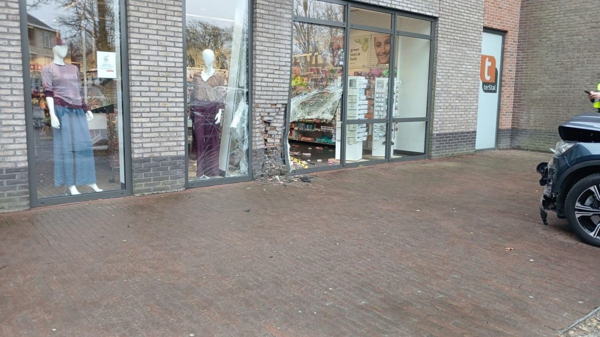 112-nieuws: Auto ramt gevel van winkel in Ter Apel • Gaslek in Veendam gerepareerd