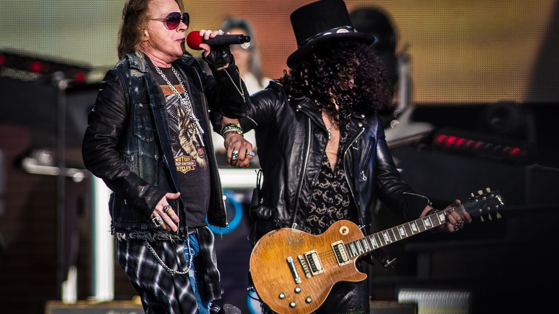 Guns N' Roses heeft woensdagavond drie uur lang opgetreden in het Goffertpark. Met de leden Axl Rose, Slash en Duff McKagan trad de band voor een groot deel op in de originele bezetting.