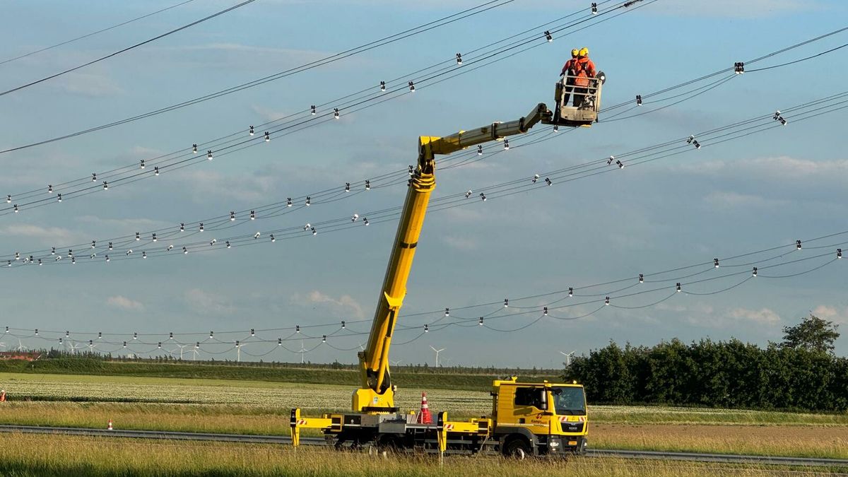 Hoogspanningslijnen boven A58 weggehaald, verkeer rondom Krabbendijke meerdere keren stilgelegd