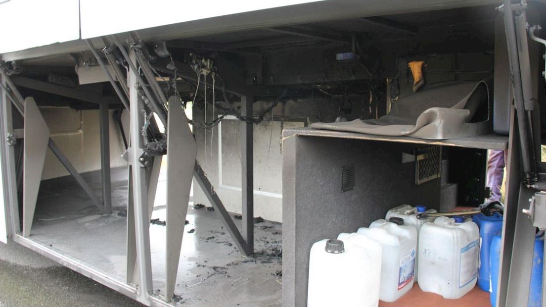 De brand brak in het kofferruim van de bus uit