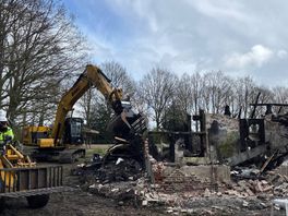 Afgebrande boerderij in Witten gesloopt: 'Eeuwig zonde'