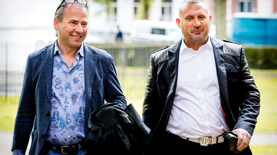 No Surrender-oprichter Klaas Otto (rechts) met de ontslagen advocaat Louis de Leon (Rechten: ANP/Koen van Weel)