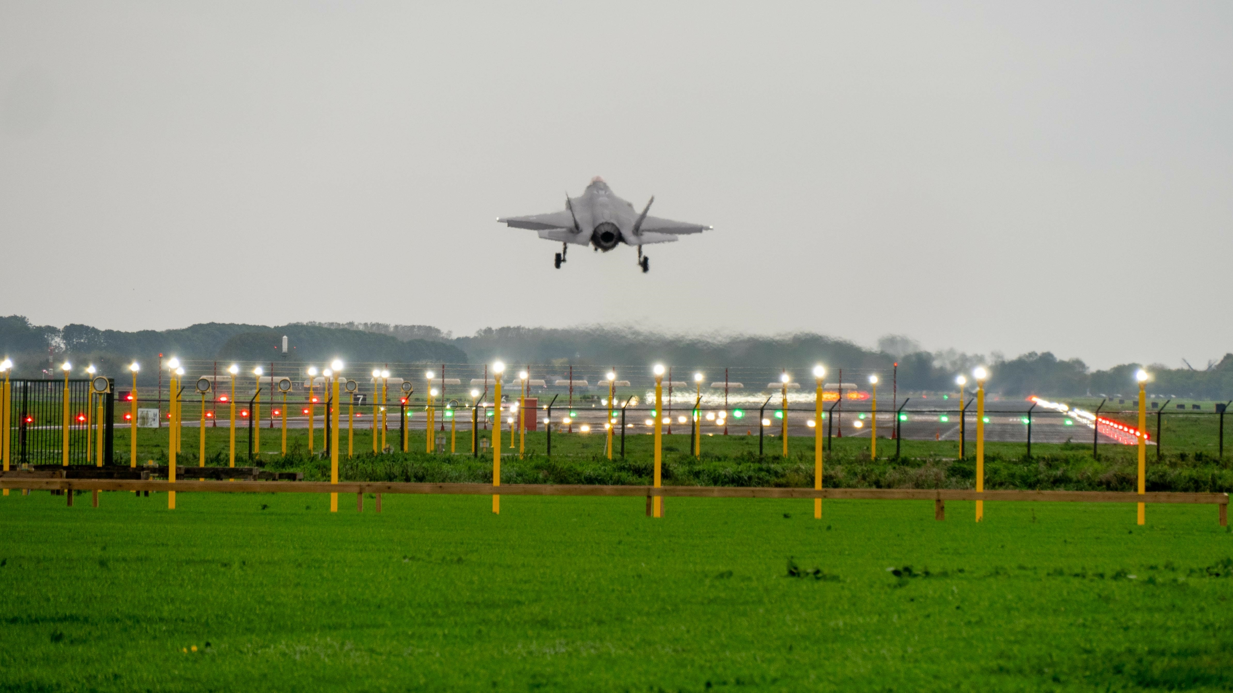 Een F-35 boven de vliegbasis in Leeuwarden