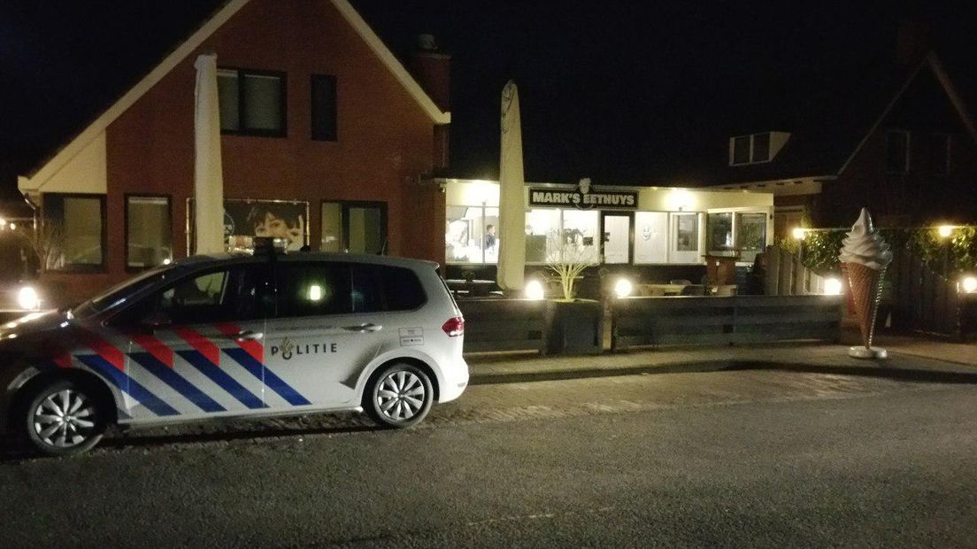 De overvaller ging er met de kassala van de cafetaria vandoor (Rechten: Persbureau Meter)