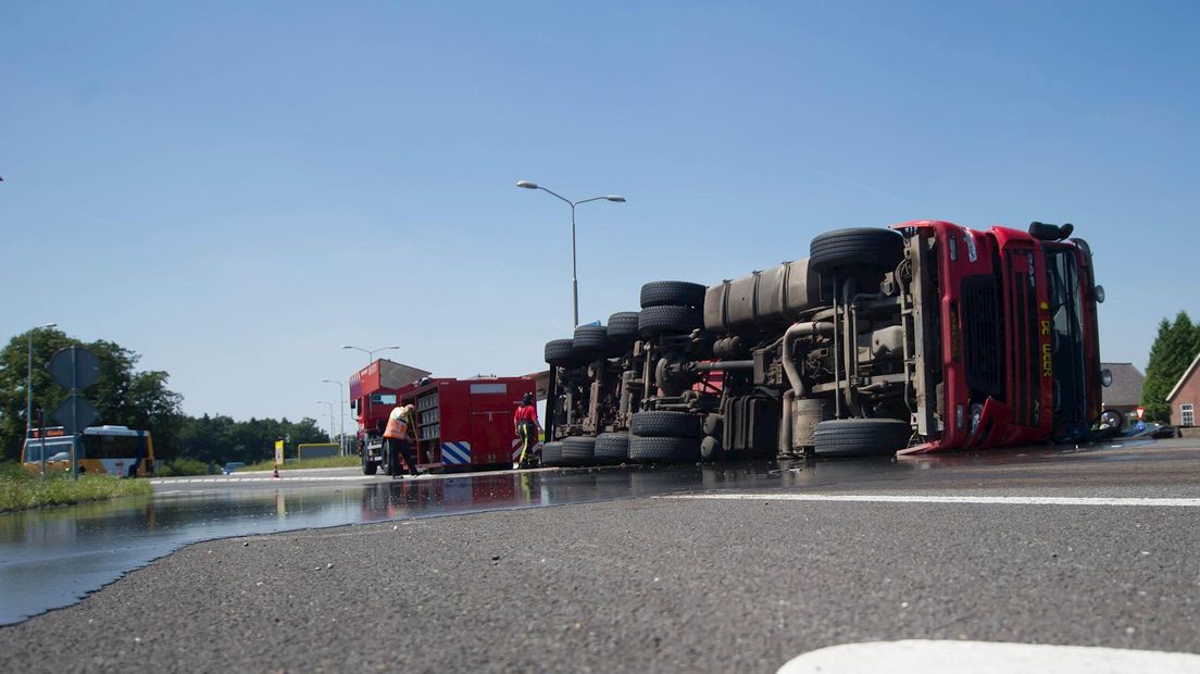 Tankwagen gekanteld op N350