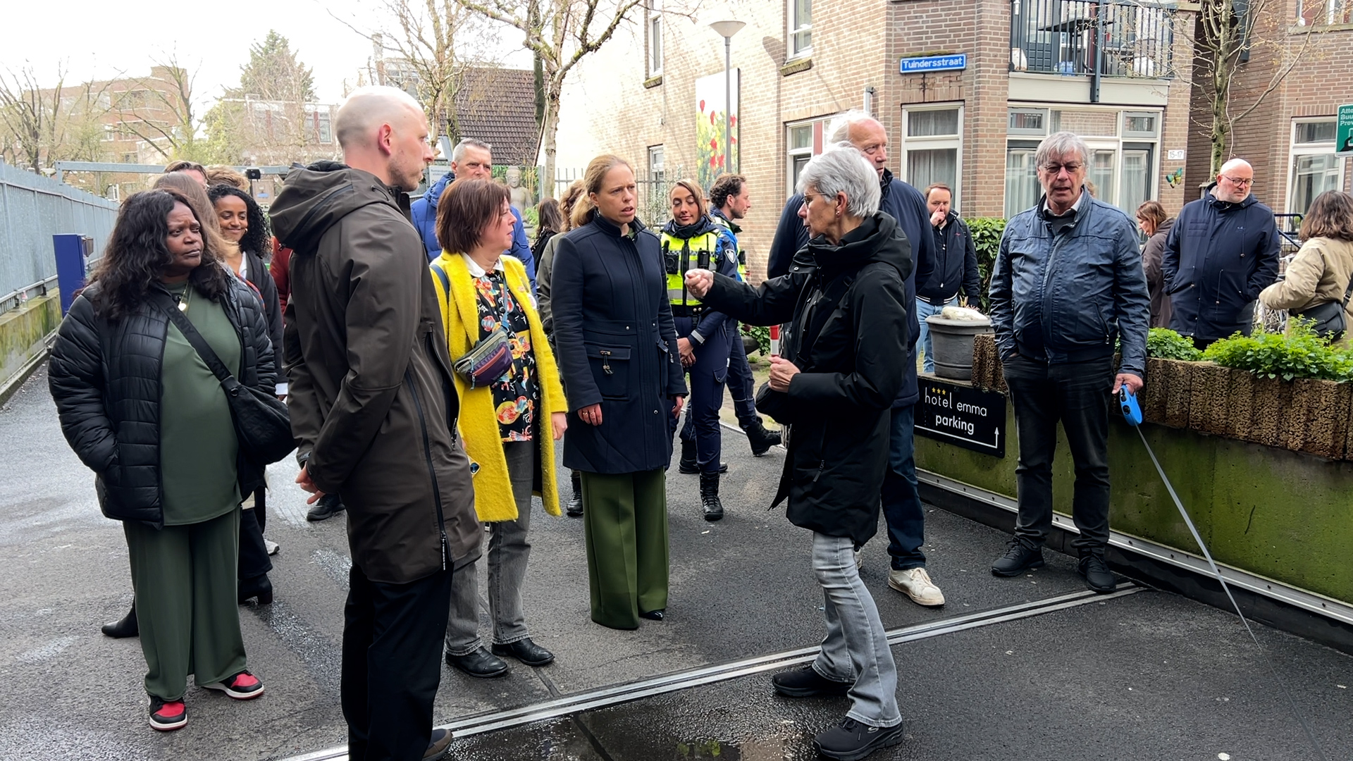 Burgemeester Schouten in gesprek met bewoners over drugsoverlast.