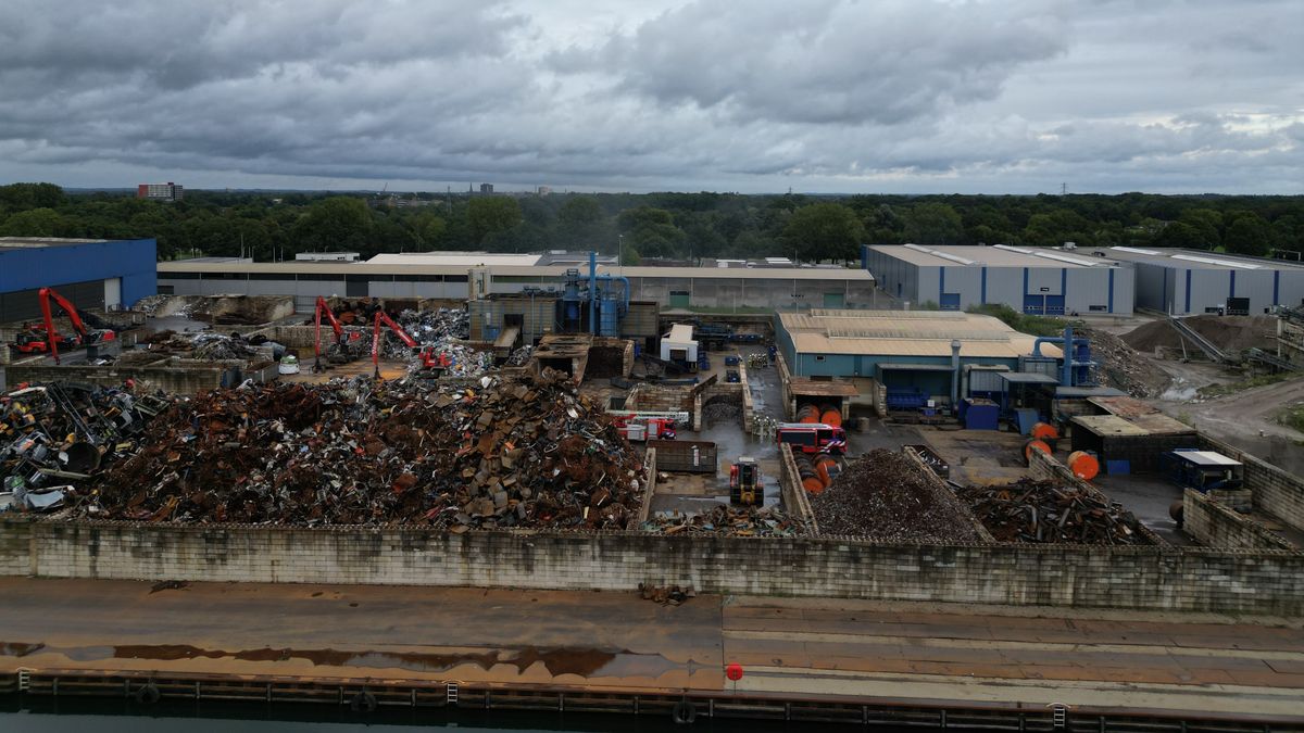 Grote industriebrand bij recyclebedrijf in Almelo