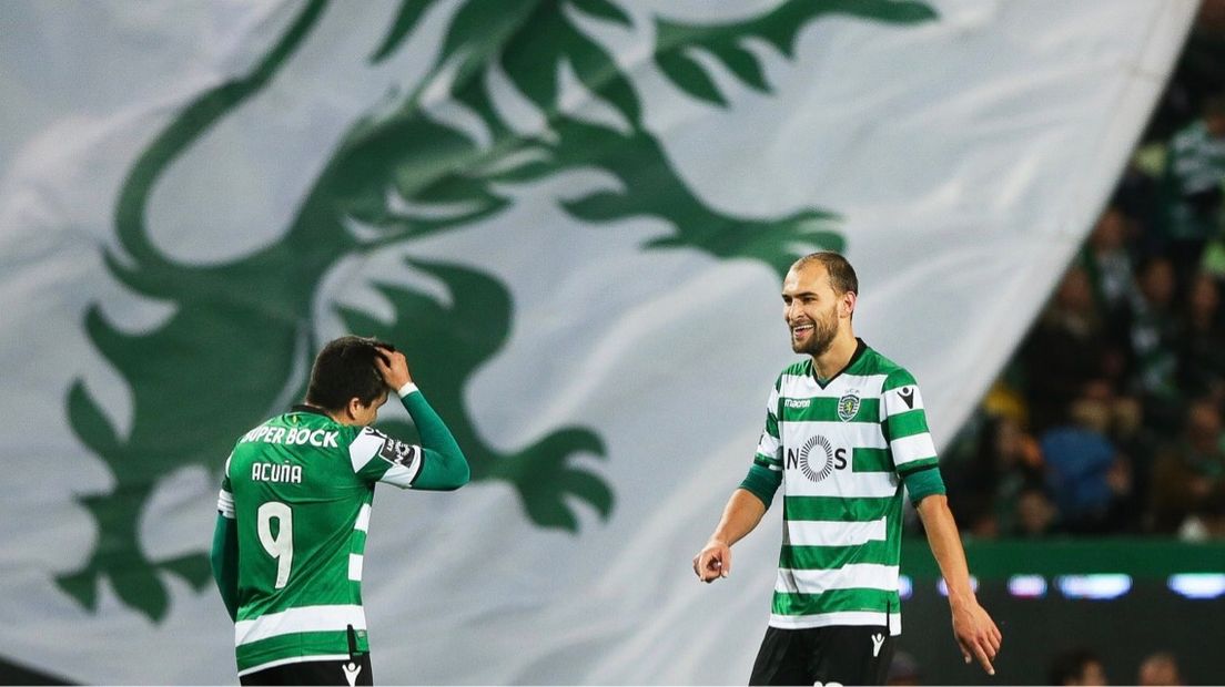 Bas Dost viert zijn 26e goal van het seizoen met teamgenoot Acuna (foto EPA/TIAGO PETINGA)