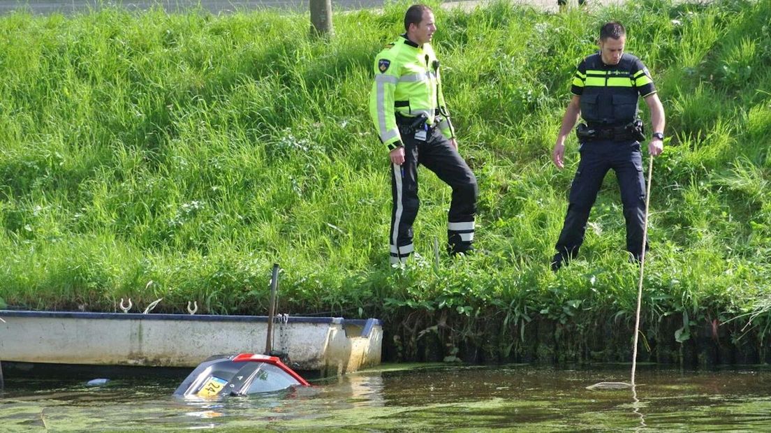 Auto te water in Zwolle, blijft nog even onder water