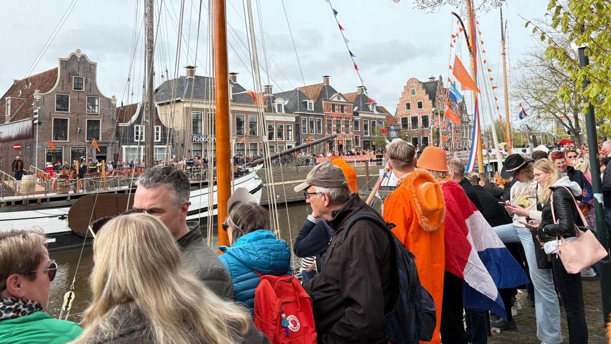 Dokkkum stroomt vol voor de koning | Plekken aan het hek al bezet | Vandaag droog en 13 graden