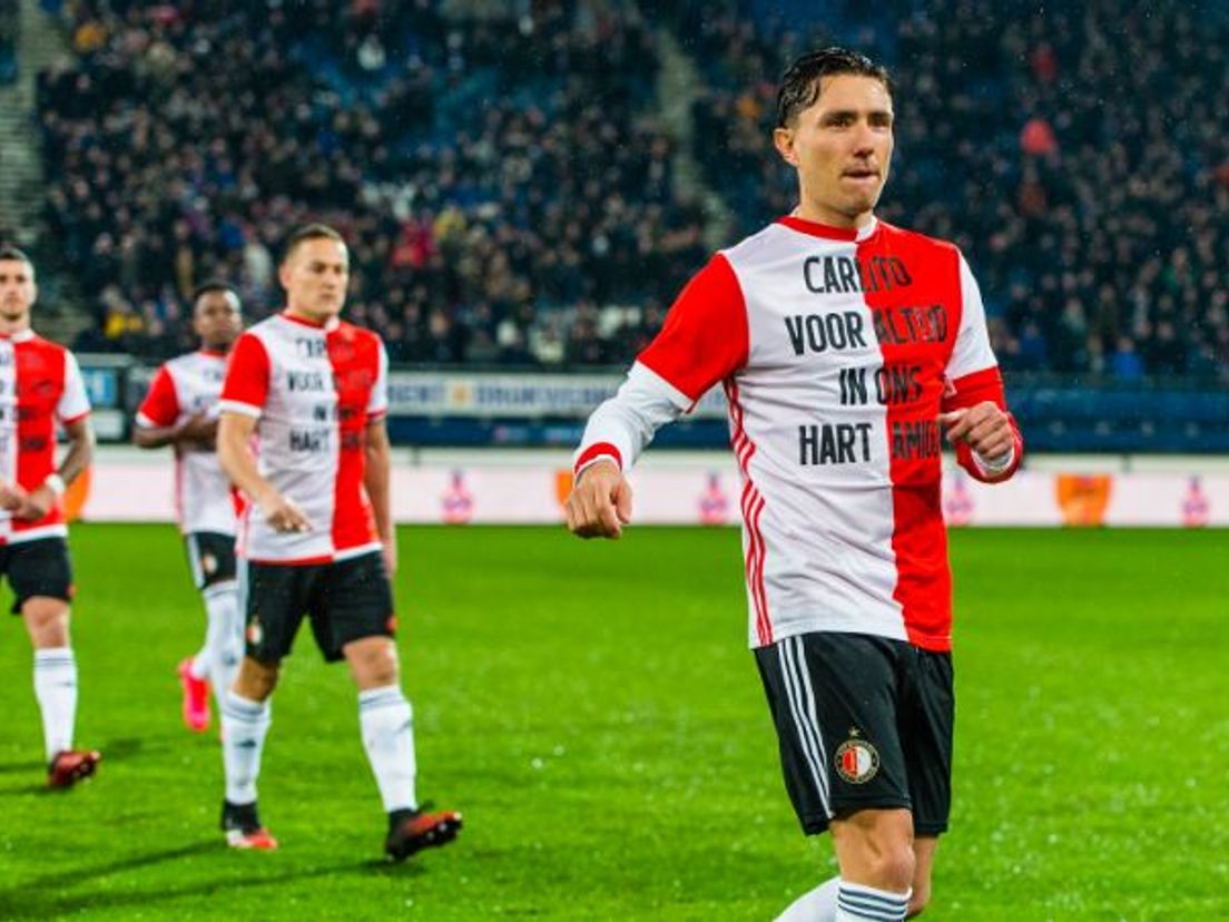 Feyenoorders met het speciale shirt voor de donderdag overleden Carlo de Leeuw. (VK Sportphoto - Yannick Verhoeven)