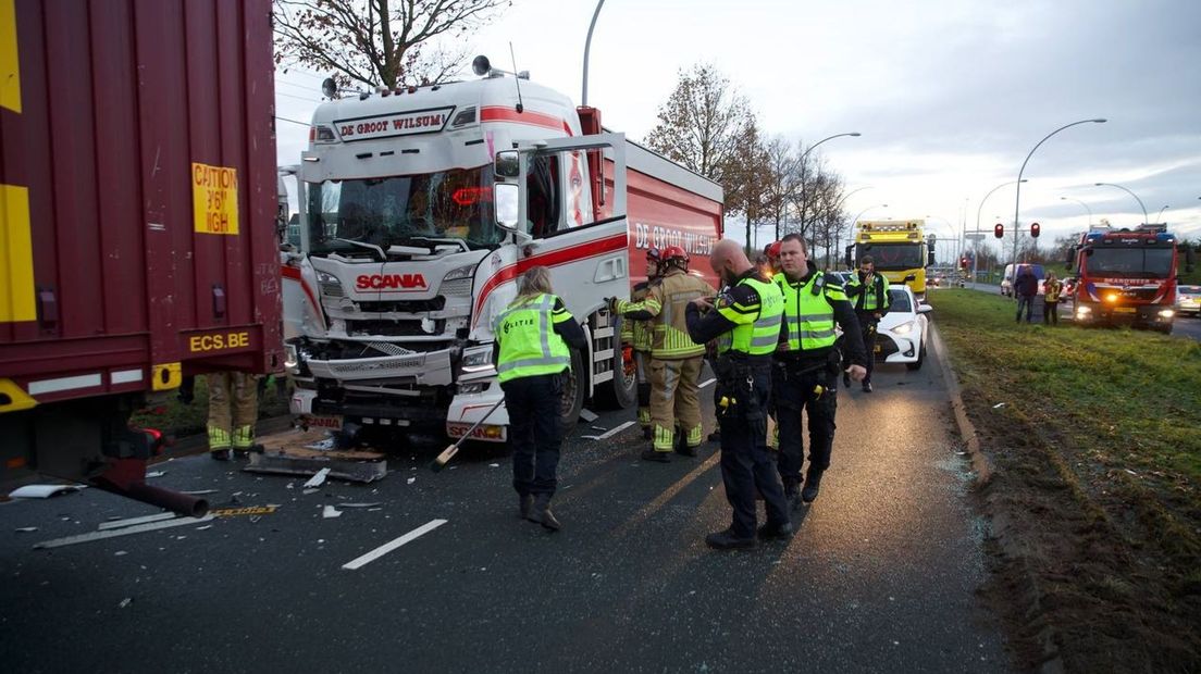 Vrachtwagen loopt fikse schade op bij ongeval in Zwolle