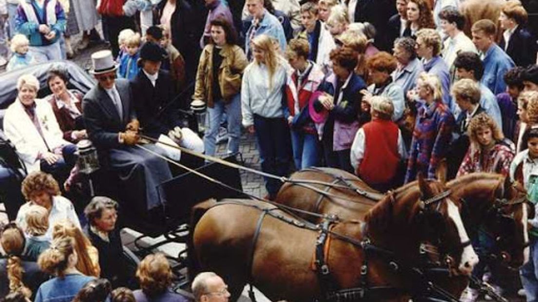 Onder grote publieke belangstelling rijden Janna van der Hoef en Paulien van der Wildt in 1998 voor de tweede keer naar het stadhuis om te trouwen.