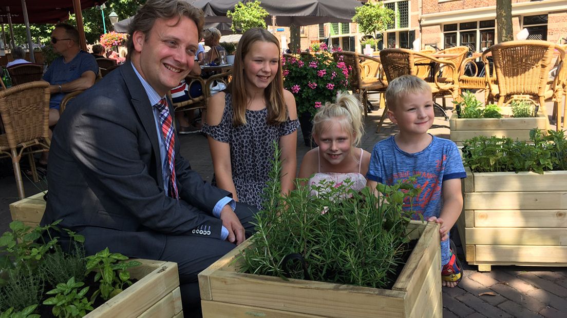 Burgemeester Verhoeve bij de kruidenbakken.