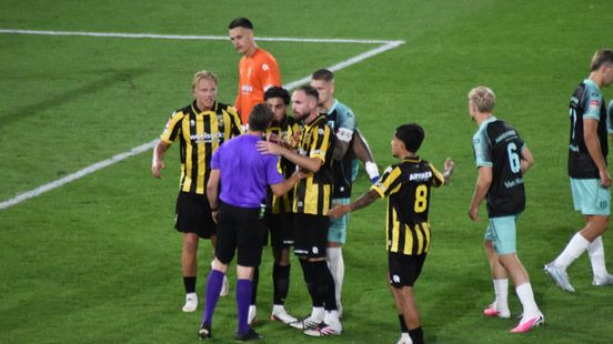 Vitesse verspeelt zege na vreemde rode kaart