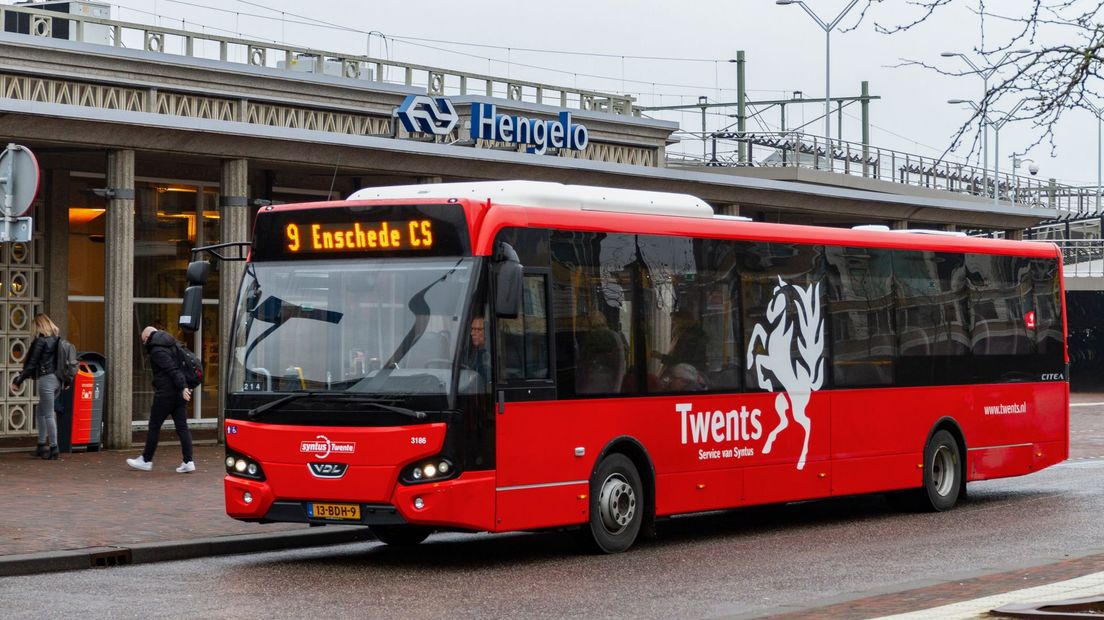 Een bus op het station in Hengelo