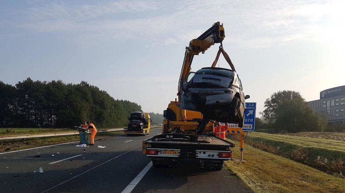 Persoon zwaargewond na ongeval A28