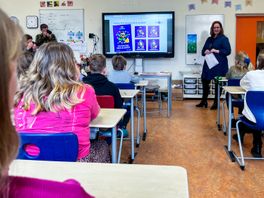 Staatssecretaris in Eexterveen leert scholieren de baas te zijn over hun geld