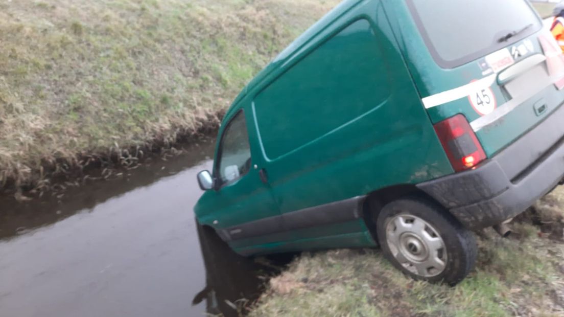 Auto deels te water bij Staphorst
