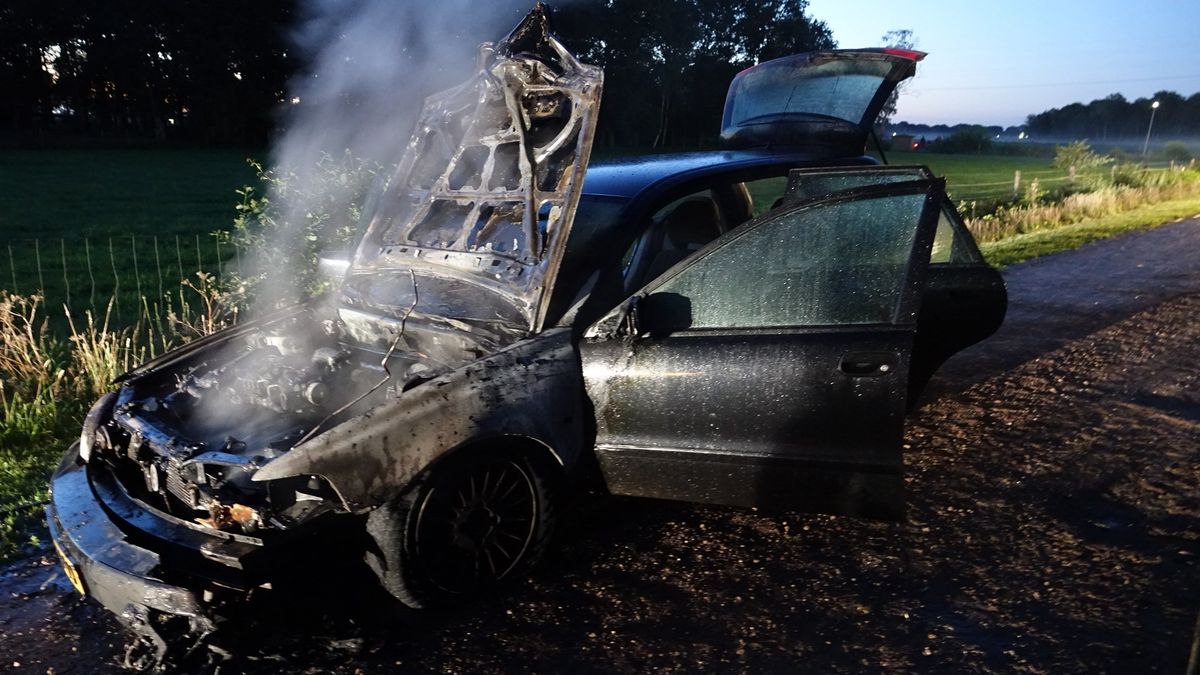 Auto vliegt tijdens het rijden in brand in Heemserveen