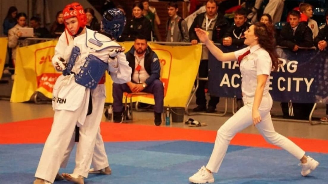 Emine reist heel Europa door als Taekwondoscheidsrechter | Eigen foto