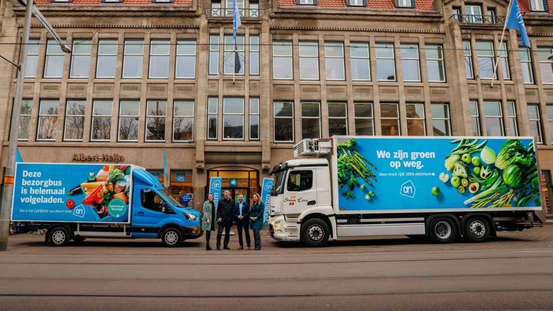 V.l.n.r.: Anita Scholte op Reimer, directeur Duurzaamheid en Kwaliteit bij Albert Heijn, wethouder Duurzaamheid en Energietransitie in Den Haag, Arjen Kapteijns, Choukri Libari, supermarktmanager AH-winkel Hofweg Den Haag, Merlin Wetzels, district manager