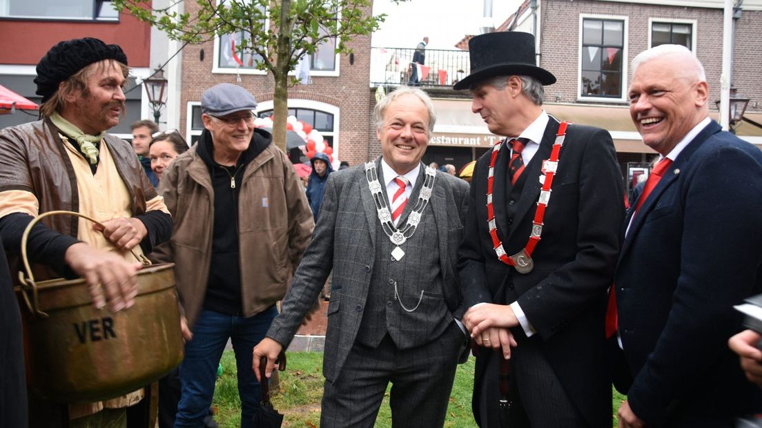 Burgemeester Lenferink (midden) met rechts van hem voorzitter van de 3 October Vereeniging Rik Kamps