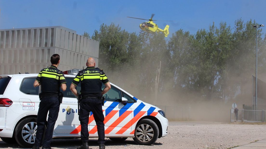 Een traumahelikopter landt vlakbij het ongeluk bij de Universiteit Leiden. 