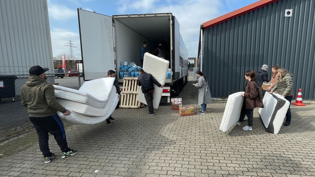 Vrijwilligers laden de vrachtwagen vol met kleding, medicijnen en andere spullen voor Oekraïne