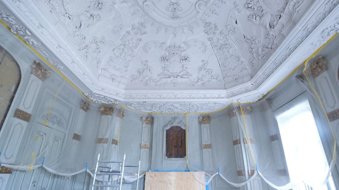 Huis ten Bosch - Scheuren plafond worden hersteld
