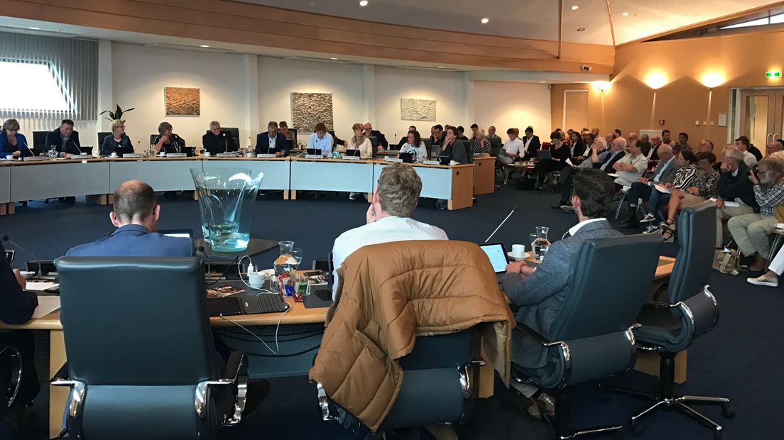 De gemeenteraad van Schouwen-Duiveland tijdens een vergadering over Brouwerseiland (archieffoto)