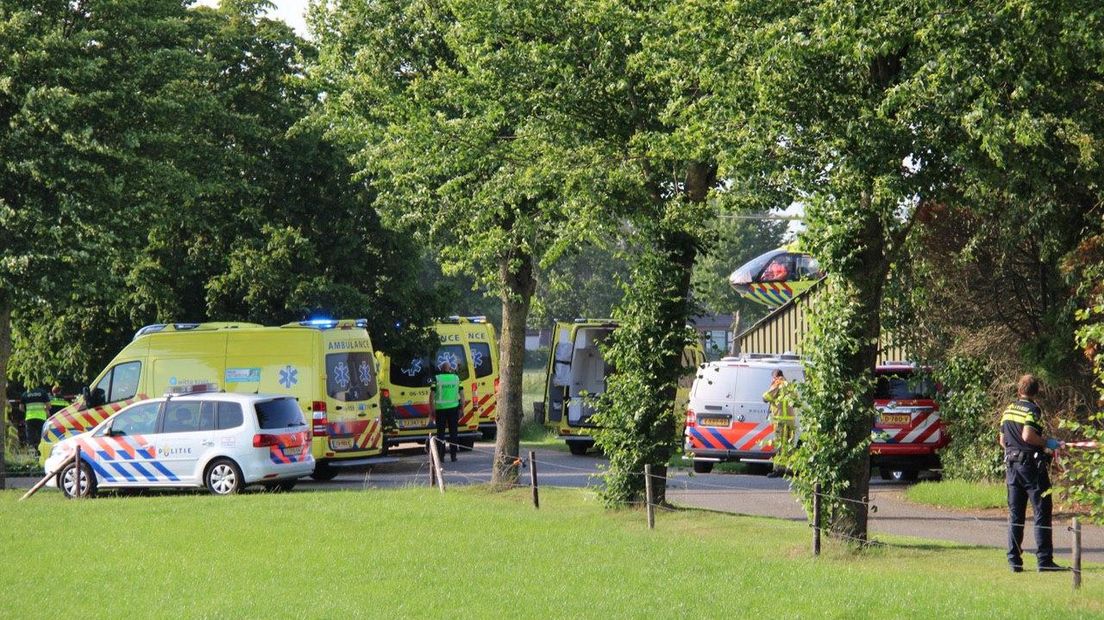 Bij een ongeval met een trekker in Zelhem zijn vrijdagavond drie gewonden gevallen. De mannen vielen uit een bak toen de trekker omviel.