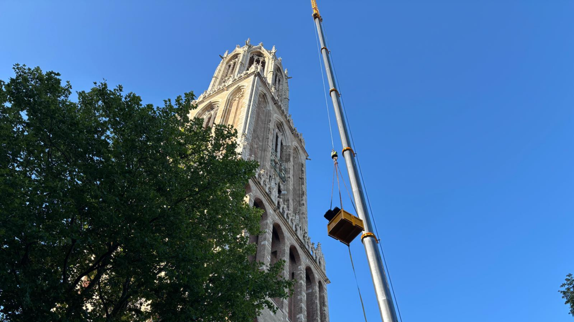 Piano's in de Domtoren gehesen voor het laatste Zomeravondconcert