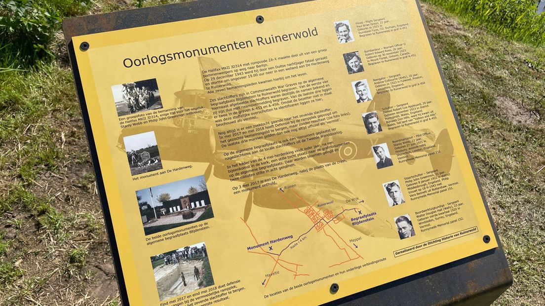 Een nieuw informatiebord bij het oorlogsmonument in Ruinerwold werd 4 mei 2022 onthuld