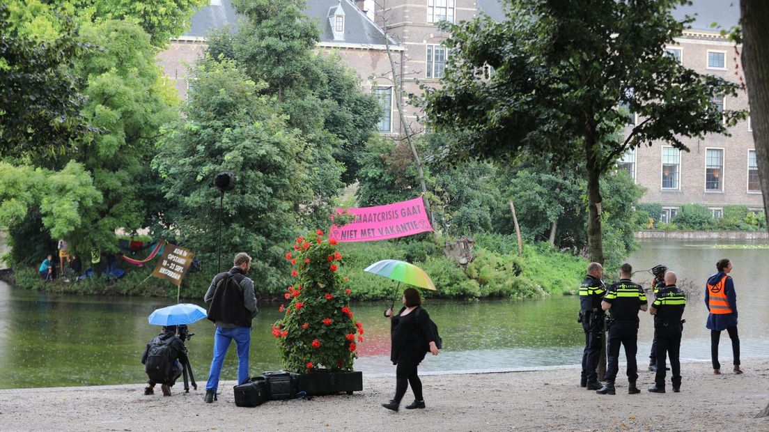 Actievoerders op eilandje in Hofvijver