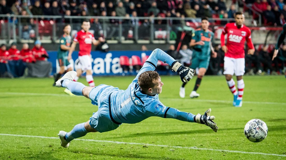 Marco Bizot gaat gestrekt naar de hoek