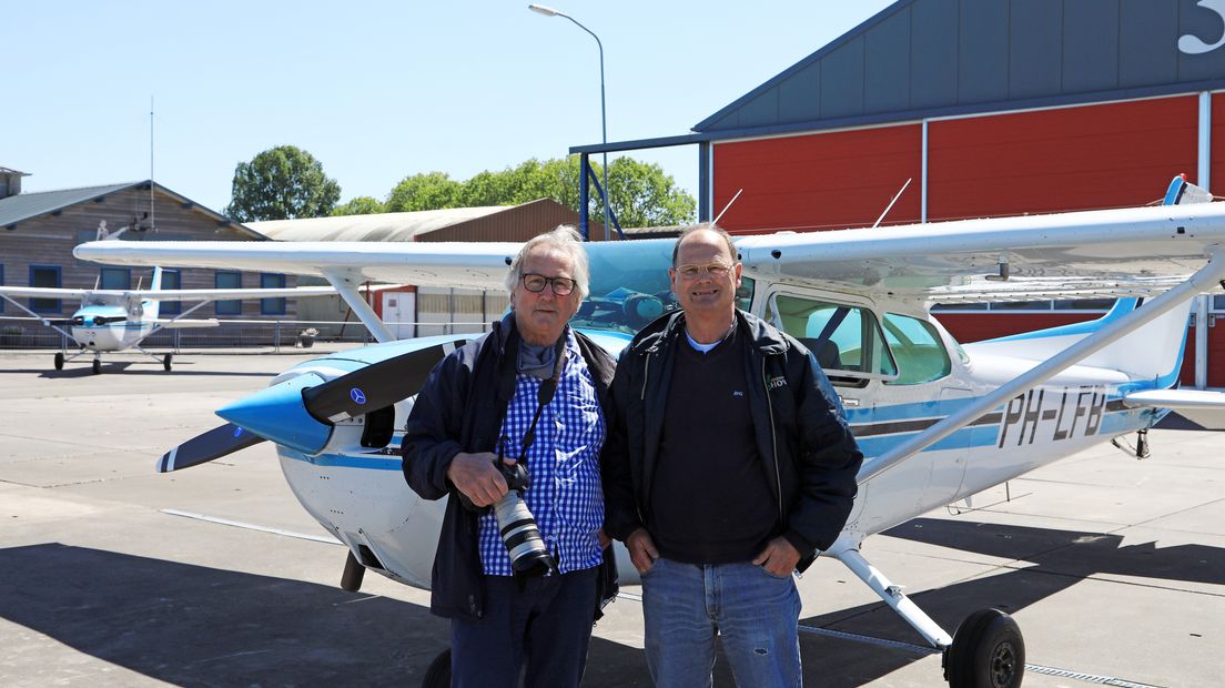 Fotograaf Koos Boertjens (l) en piloot Tom van der Meulen