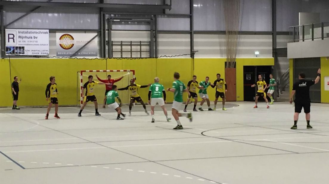 Handbal Houten in actie op archiefbeeld